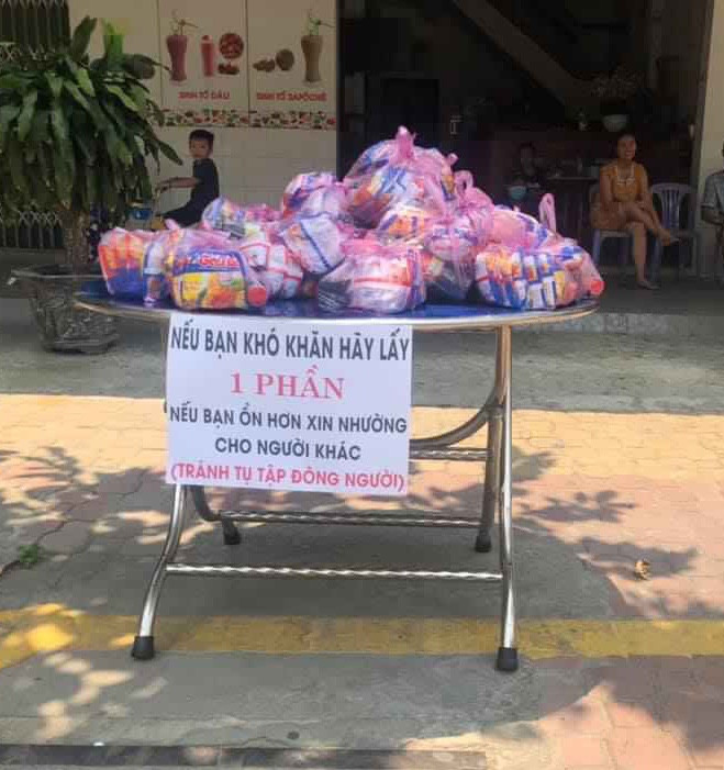 Chia sẻ chống dịch COVID-19: Phát cơm miễn phí, hỗ trợ tiền người bán vé số ảnh 2
