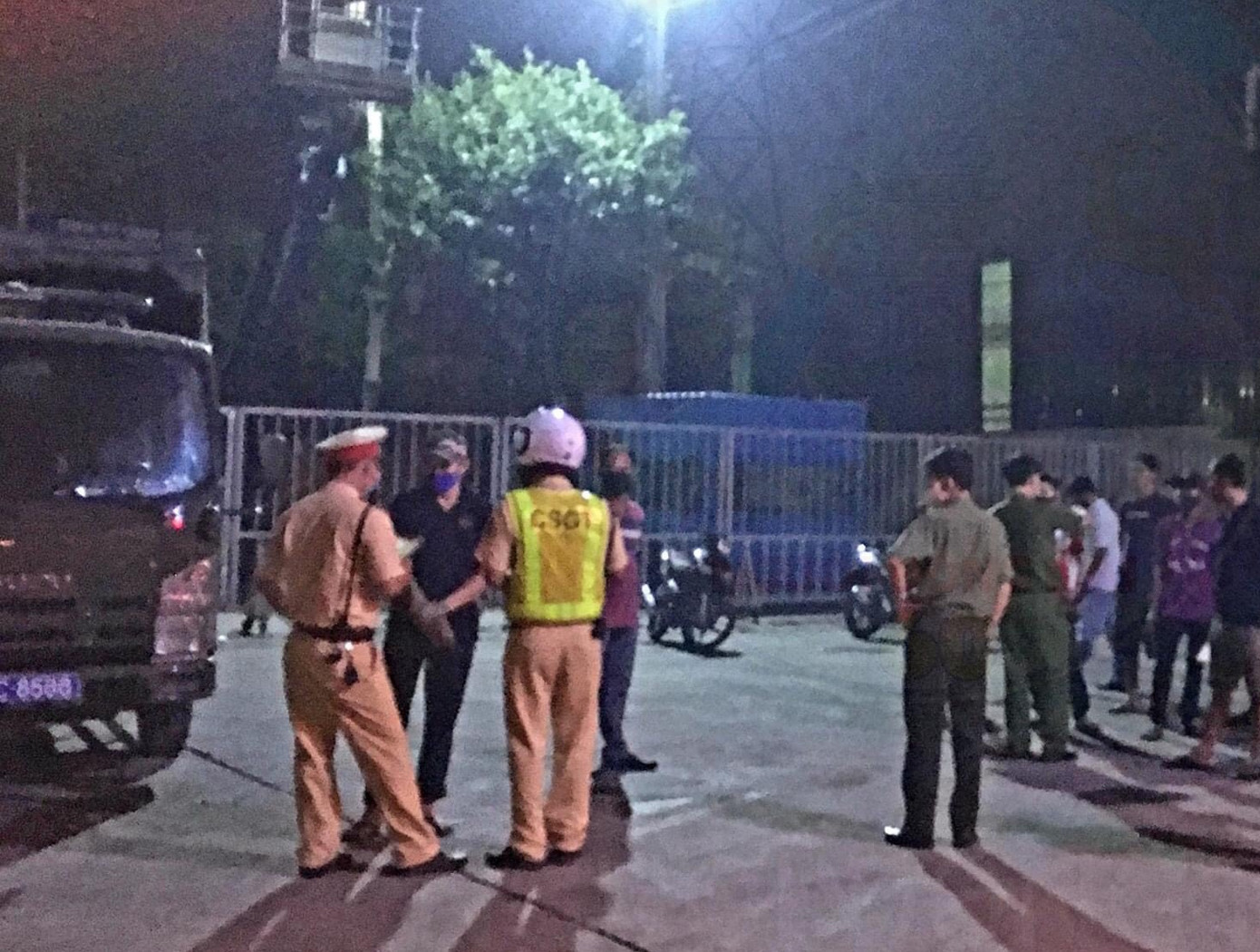 Phát hiện việc bị kiểm tra, có 5 chiếc trong đoàn chạy trốn vào trạm dừng chân Ngọc Minh Anh trên QL51 (khu vực xã Phước Thái, huyện Long Thành), nhưng ngay sau đó cũng bị lực lượng công an tiếp cận đưa về tập trung để xử lý. Công an trắng đêm vây bắt đoàn xe 'vua', phát hiện nhiều tài xế dương tính ma tuý ảnh 2