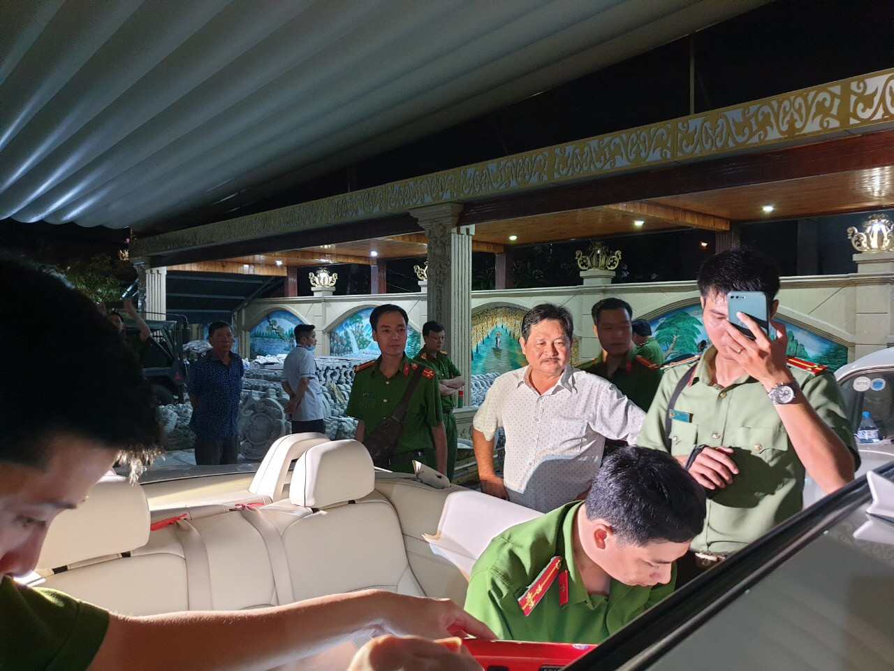 Cha con đại gia cho vay nặng lãi: Từ lâu đài dát vàng đến trại giam ảnh 4