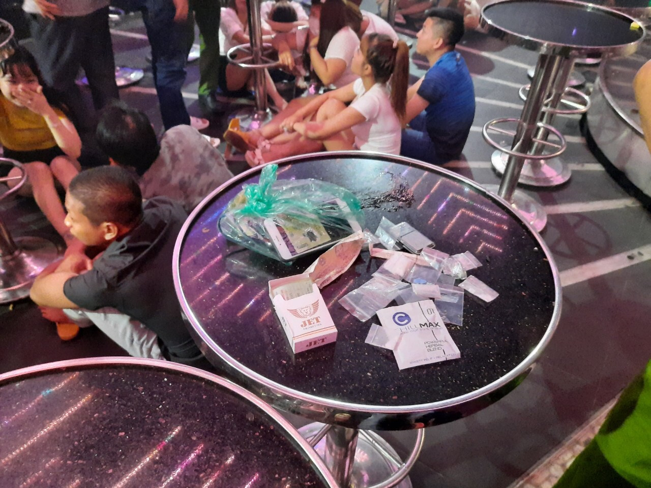 Thấy công an cả trăm dân chơi ném ma túy tháo chạy ảnh 1