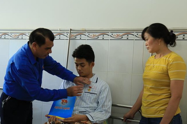 Tặng huy hiệu dũng cảm cho chiến sĩ CSCĐ bị trọng thương khi chống đua xe ảnh 1