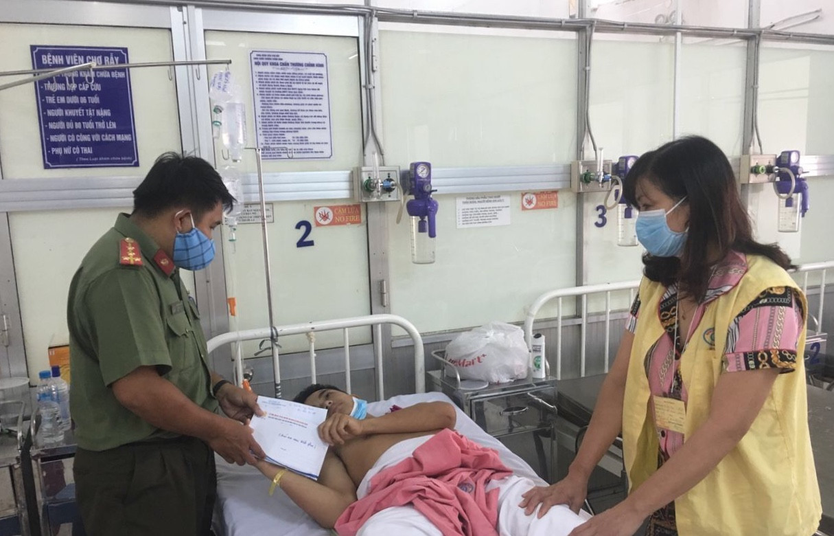 Tin mới vụ chiến sĩ CSCĐ phải cưa chân khi ngăn nhóm đua xe ảnh 1