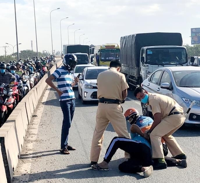 Tài xế xe ben tông xe cảnh sát trong cuộc rượt đuổi như phim hành động ảnh 3