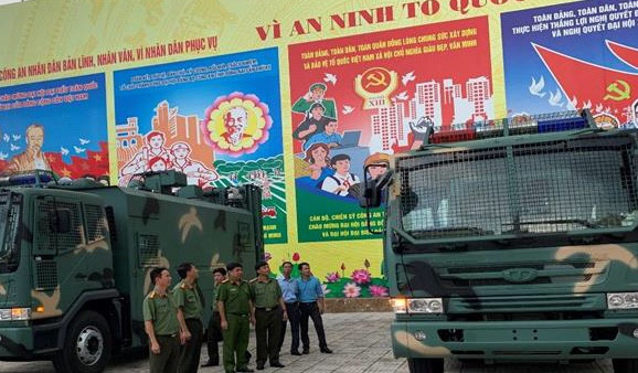 Cặp xe 'khủng' đa năng dựng hàng rào thép trong chốc lát ảnh 1