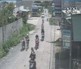 Kinh hãi nhóm học sinh mang dao 'diễu phố', bắt người trái pháp luật ảnh 2