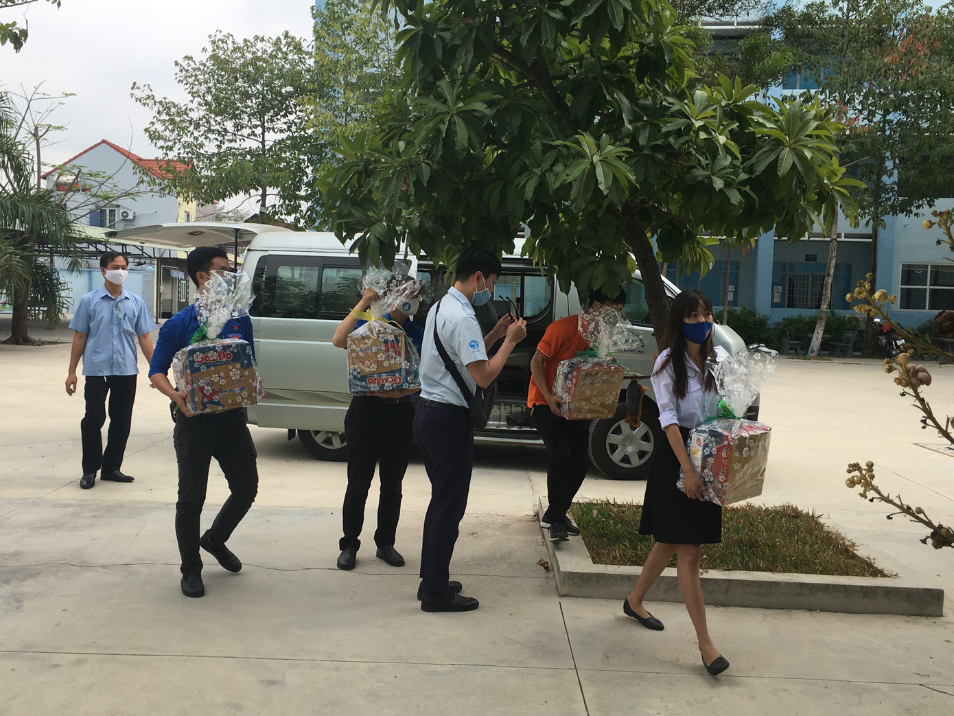 Hội Sinh viên Đồng Nai thăm và tặng quà cho sinh viên không về quê ảnh 1