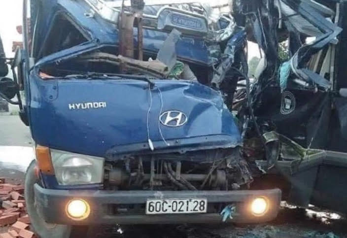 Xe tải đối đầu xe khách, 2 tài xế thương vong ảnh 1