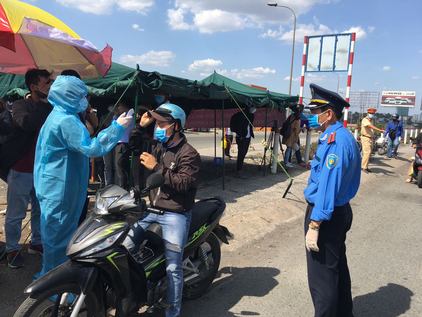 Triển khai chốt kiểm dịch COVID-19 có lưu lượng xe cao nhất vào Sài Gòn ảnh 4