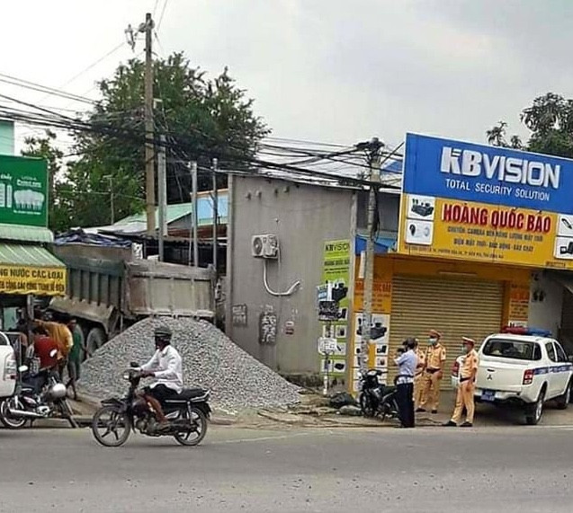 Xe tải gắn biển số giả quân đội, đổ đá xuống đường ngăn CSGT ảnh 1