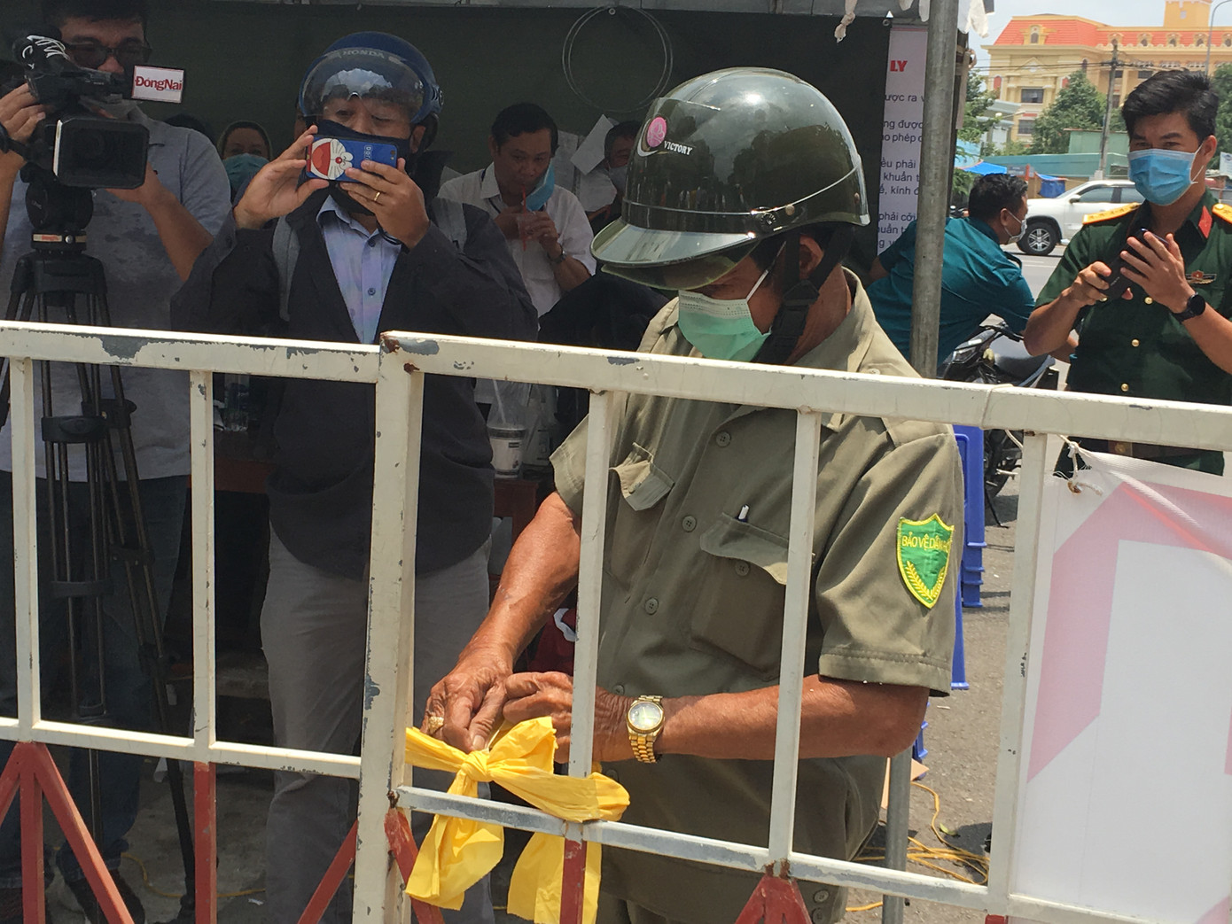 Dỡ bỏ phong tỏa khu dân cư nơi có vợ chồng bác sĩ mắc COVID-19 ảnh 2