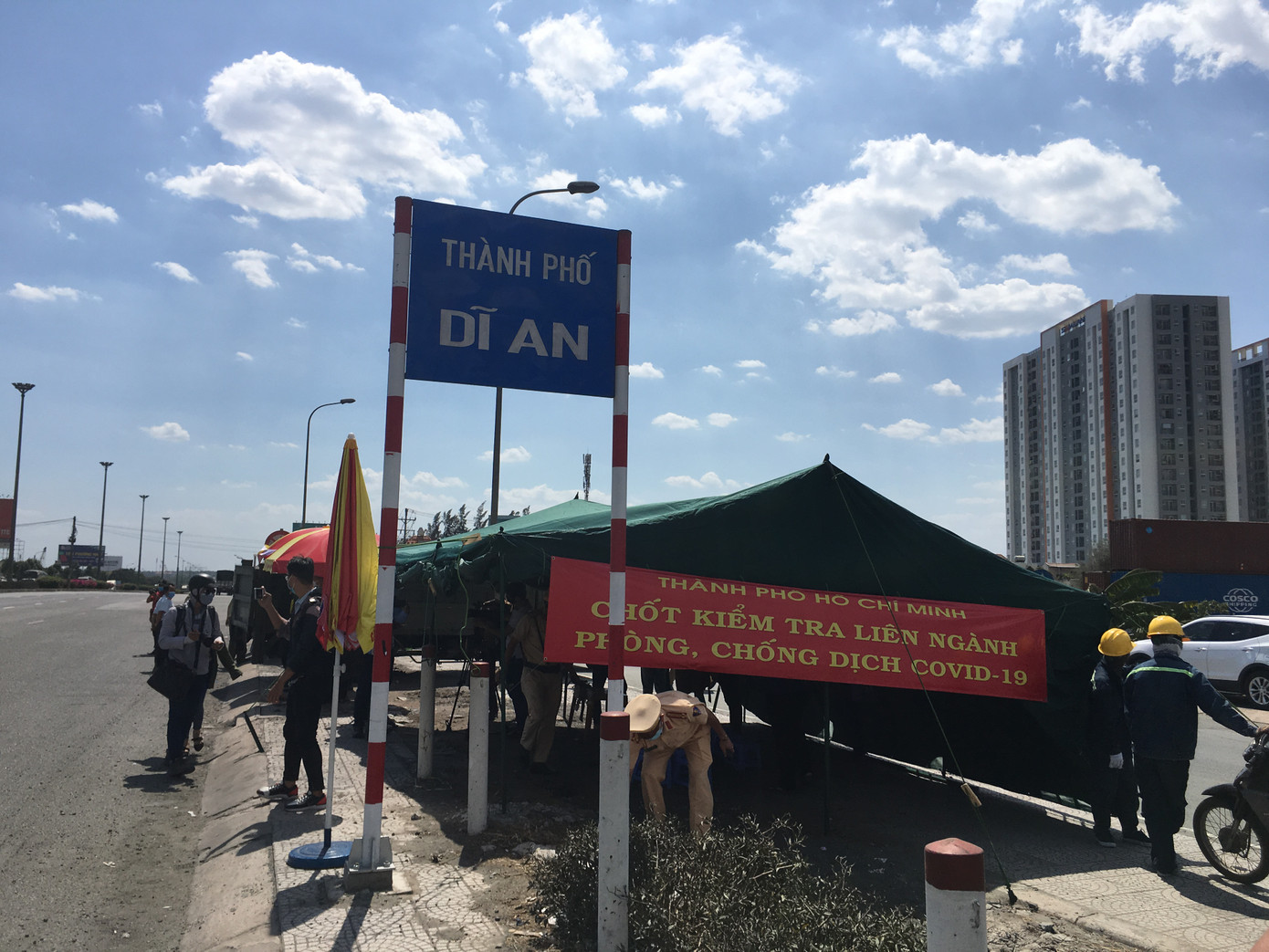 TPHCM huy động hơn 2.700 người trực 62 chốt, trạm kiểm dịch COVID-19 ảnh 4 TPHCM huy động hơn 2.700 người trực 62 chốt, trạm kiểm dịch COVID-19 ảnh 4