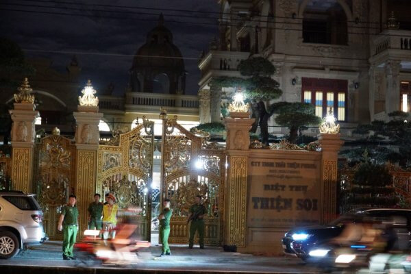 Cha con đại gia cho vay nặng lãi: Từ lâu đài dát vàng đến trại giam ảnh 5