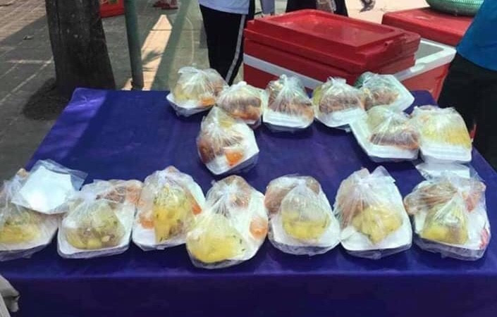 Chia sẻ chống dịch COVID-19: Phát cơm miễn phí, hỗ trợ tiền người bán vé số ảnh 5