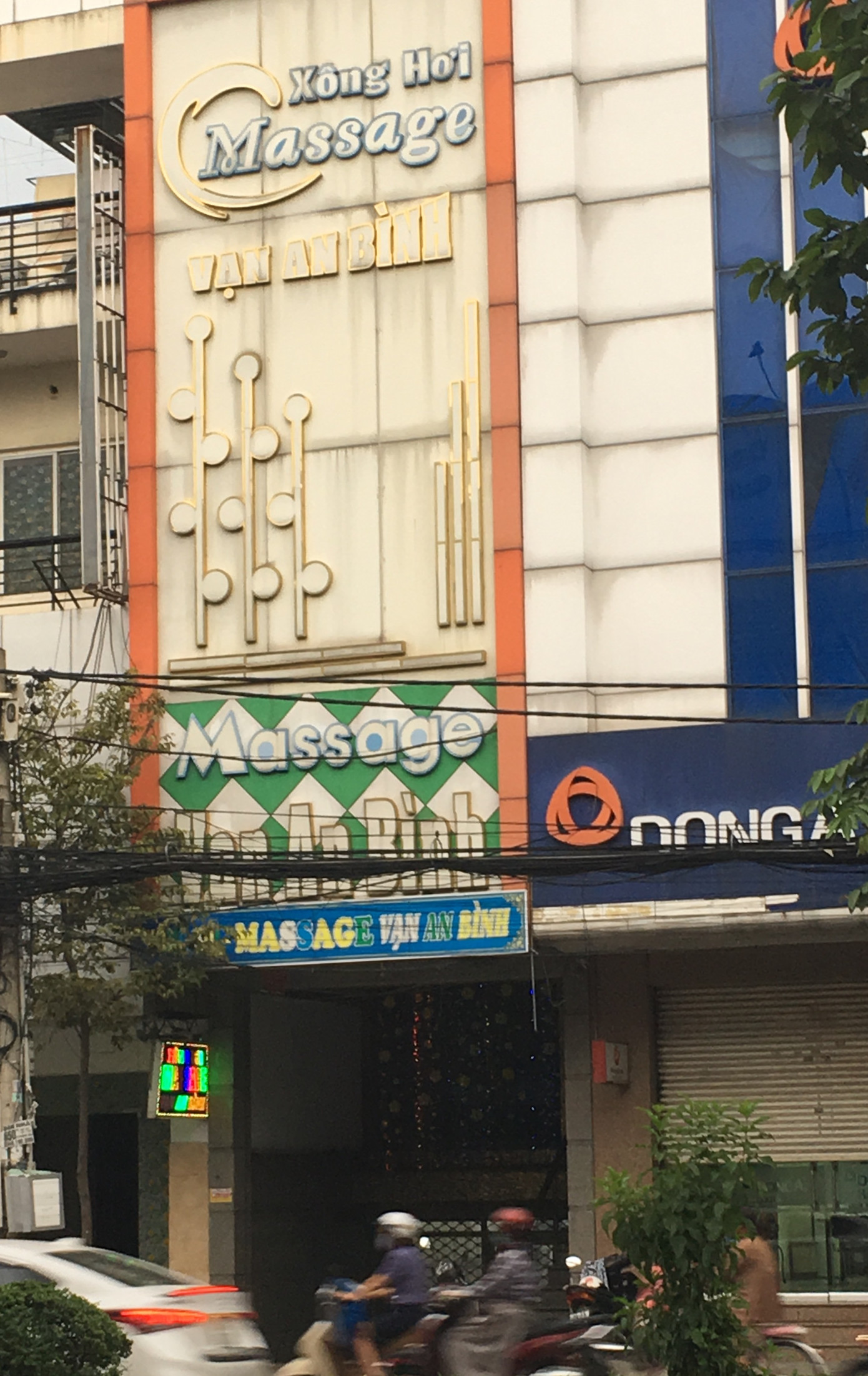  Phát hiện 3 tiếp viên massage “tắm tiên” với khách ảnh 1