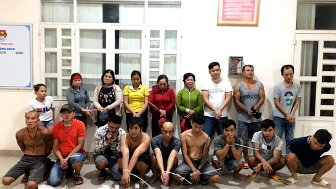 Nhiều cảnh sát vây rừng tràm bắt nhóm đánh bạc, thu hàng trăm triệu đồng ảnh 1