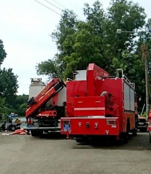 Lên phà, xe tải bất ngờ rơi xuống sông Đồng Nai ảnh 2