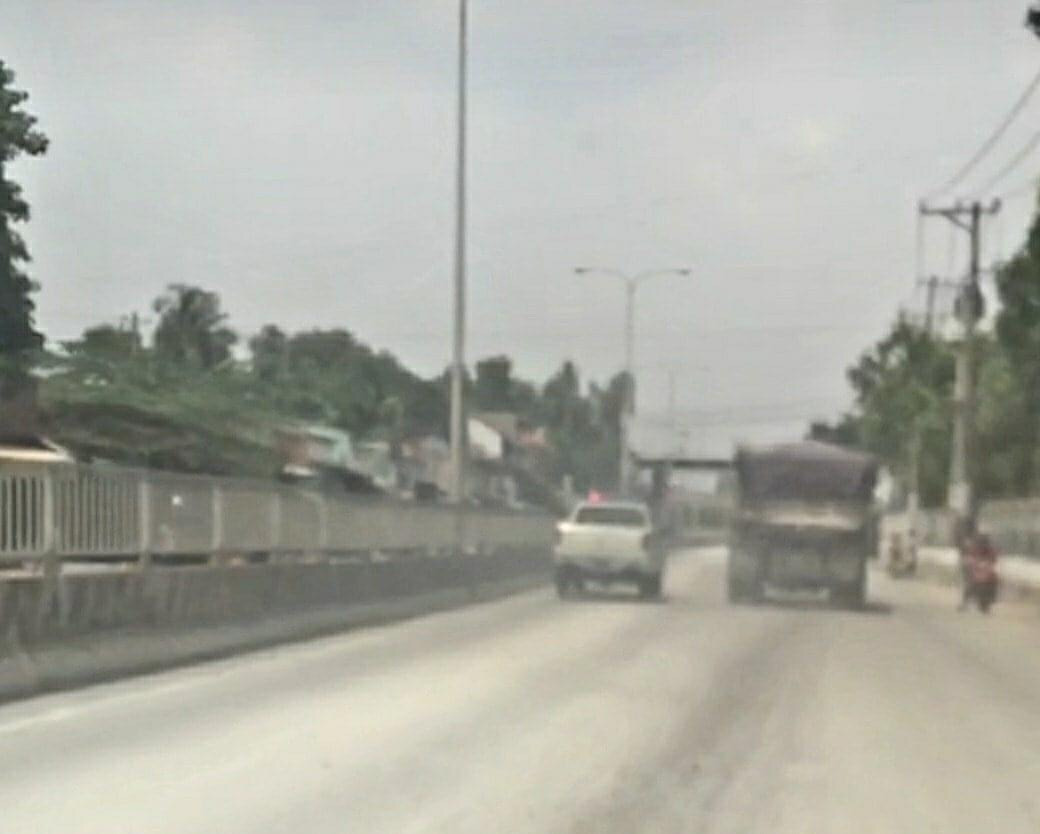 Xe tải gắn biển số giả quân đội, đổ đá xuống đường ngăn CSGT ảnh 2