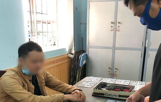 Đóng cửa bên ngoài, cơ sở karaoke lén đón khách vào sử dụng ma túy ảnh 1