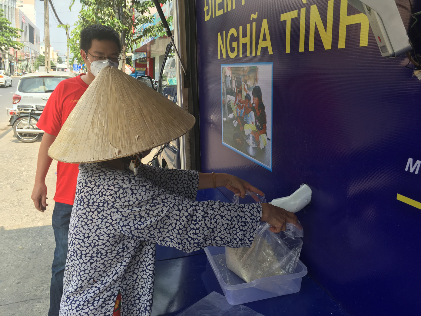 Đoàn Thanh niên Công an Đồng Nai đưa ‘ATM gạo’ lưu động đến với người nghèo ảnh 3