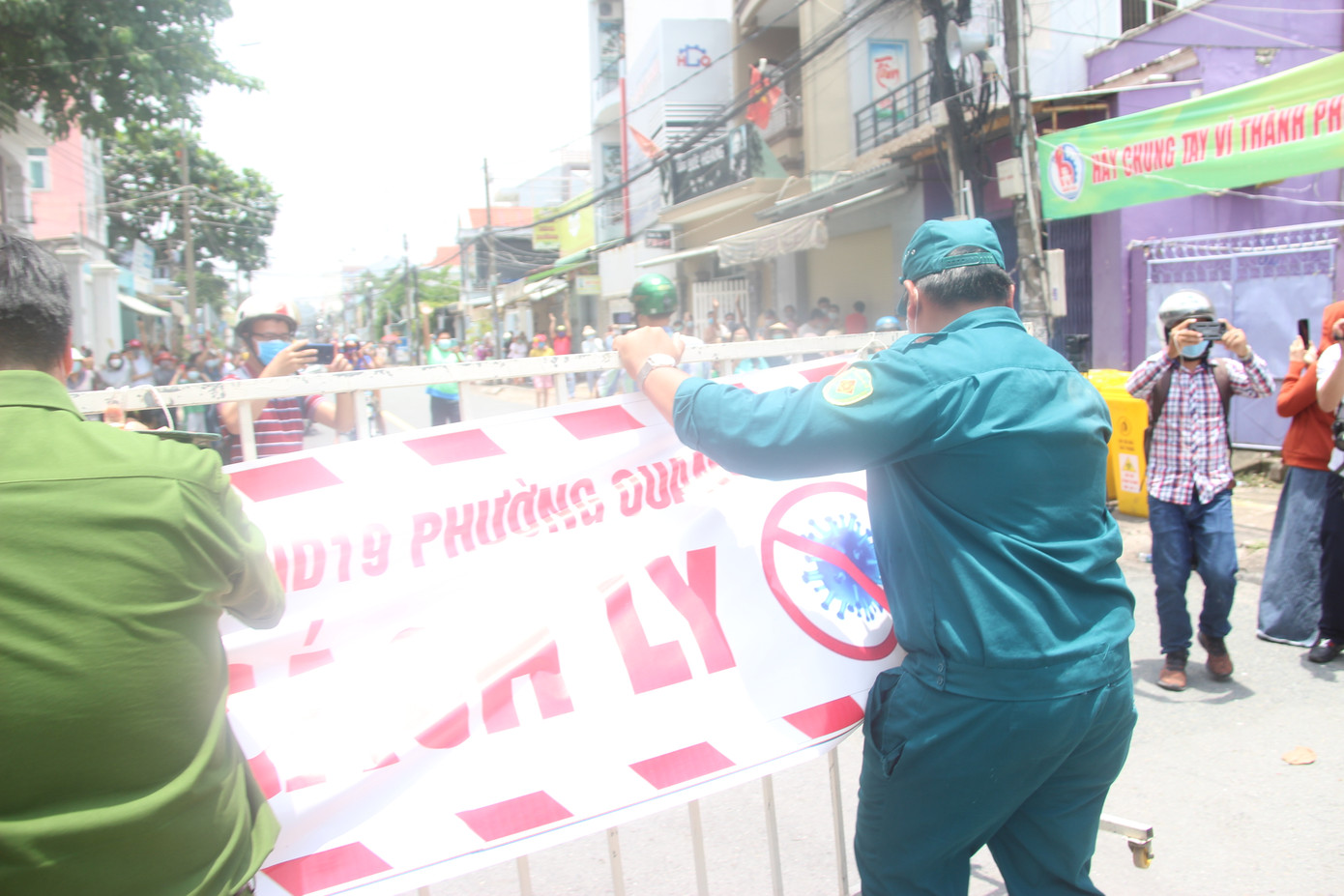 Dỡ bỏ phong tỏa khu dân cư nơi có vợ chồng bác sĩ mắc COVID-19 ảnh 5