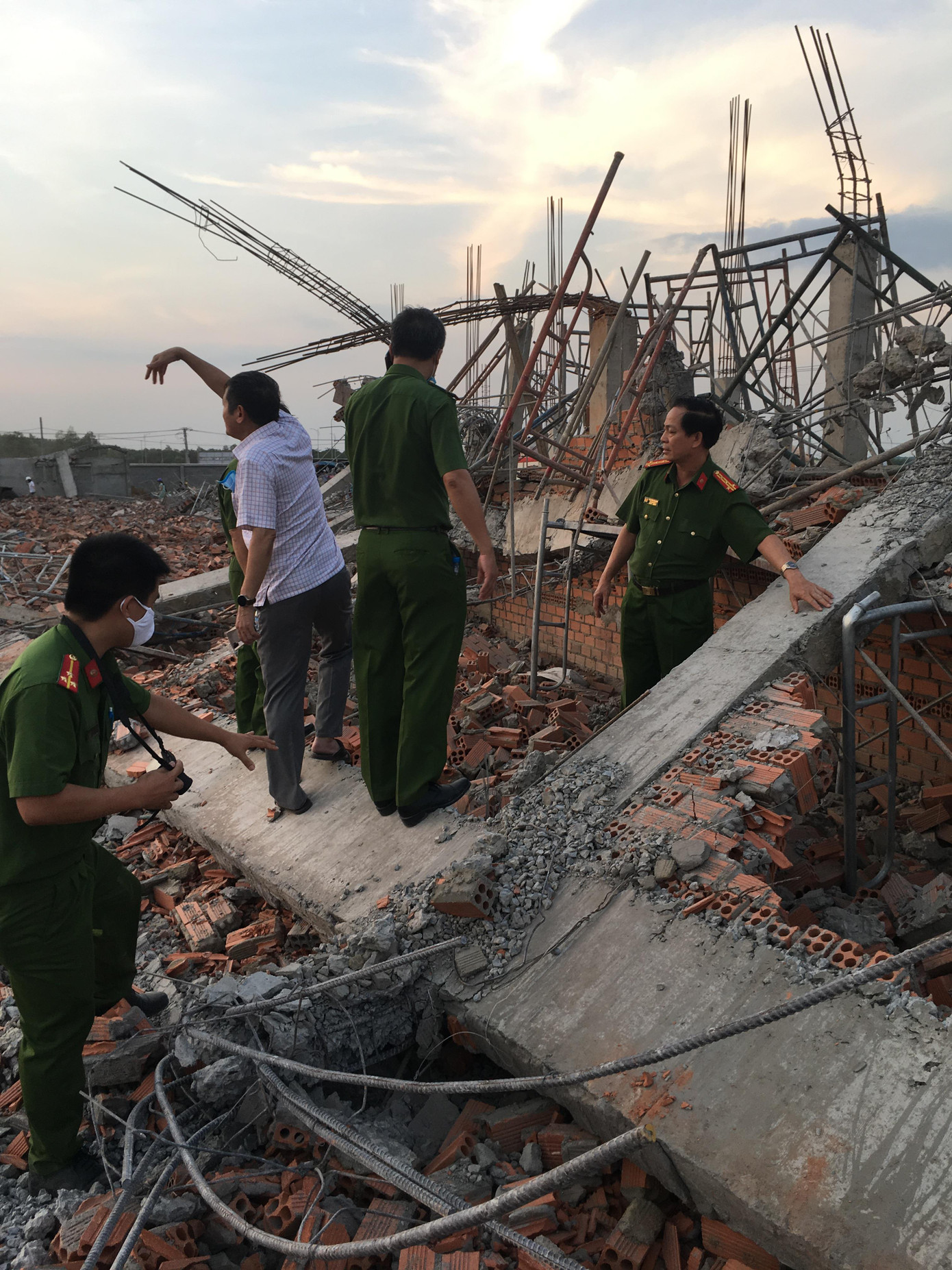 Vụ sập tường 10 người chết: Kiến nghị tổng kiểm tra các công trình xây dựng ảnh 1