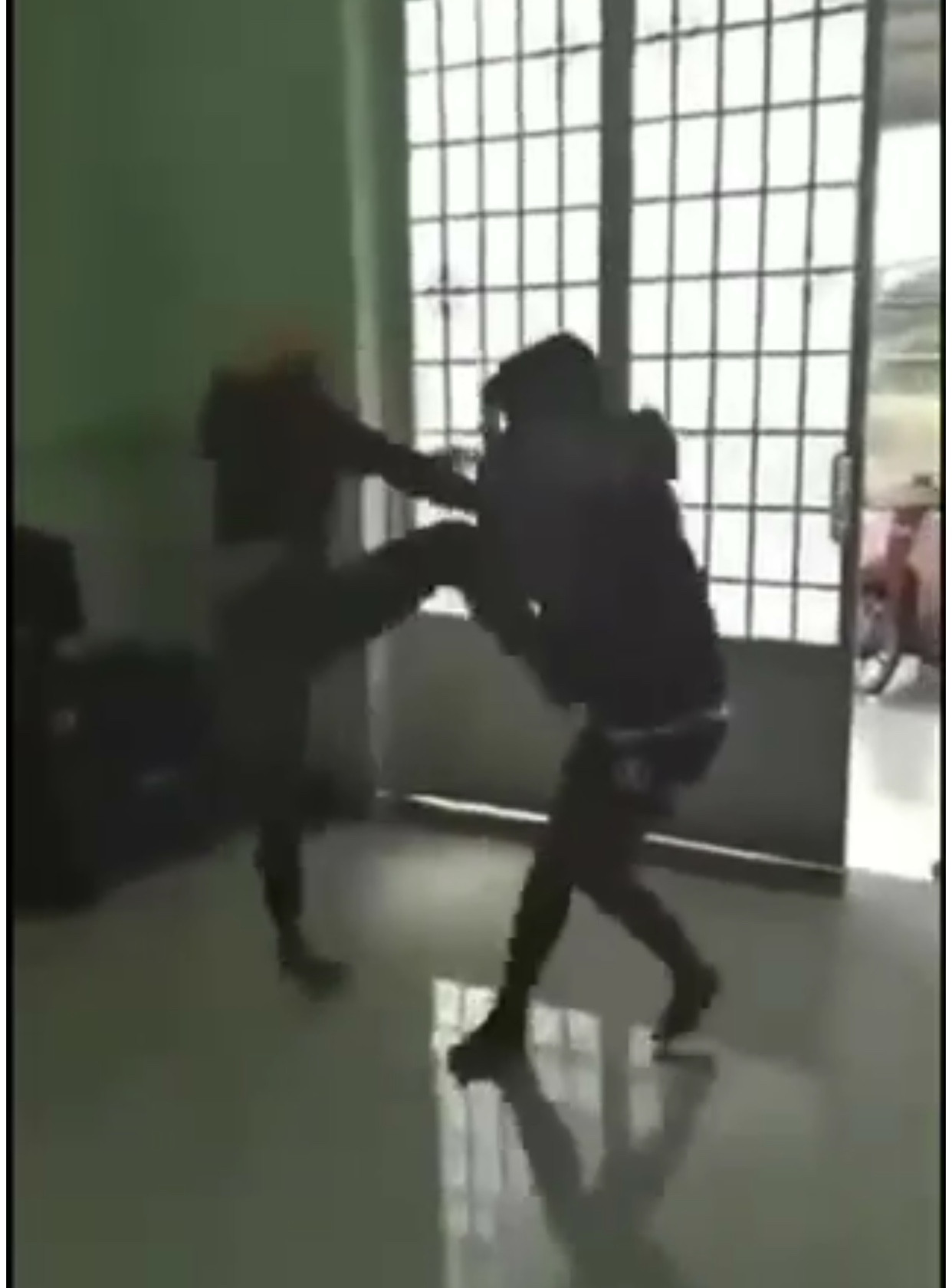 Lại xuất hiện clip nữ sinh đánh bạn ở Đồng Nai ảnh 1