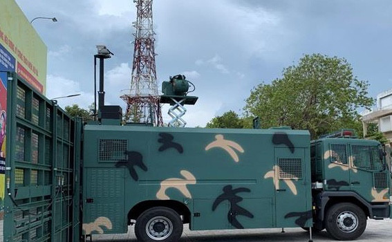 Cặp xe 'khủng' đa năng dựng hàng rào thép trong chốc lát ảnh 3