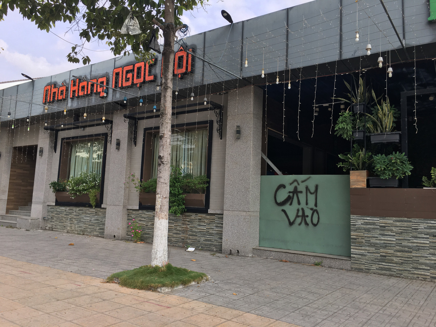 COVID-19 ngày 27/3: Nhà hàng ở Biên Hòa đặt biển 'Cấm vào' ảnh 2