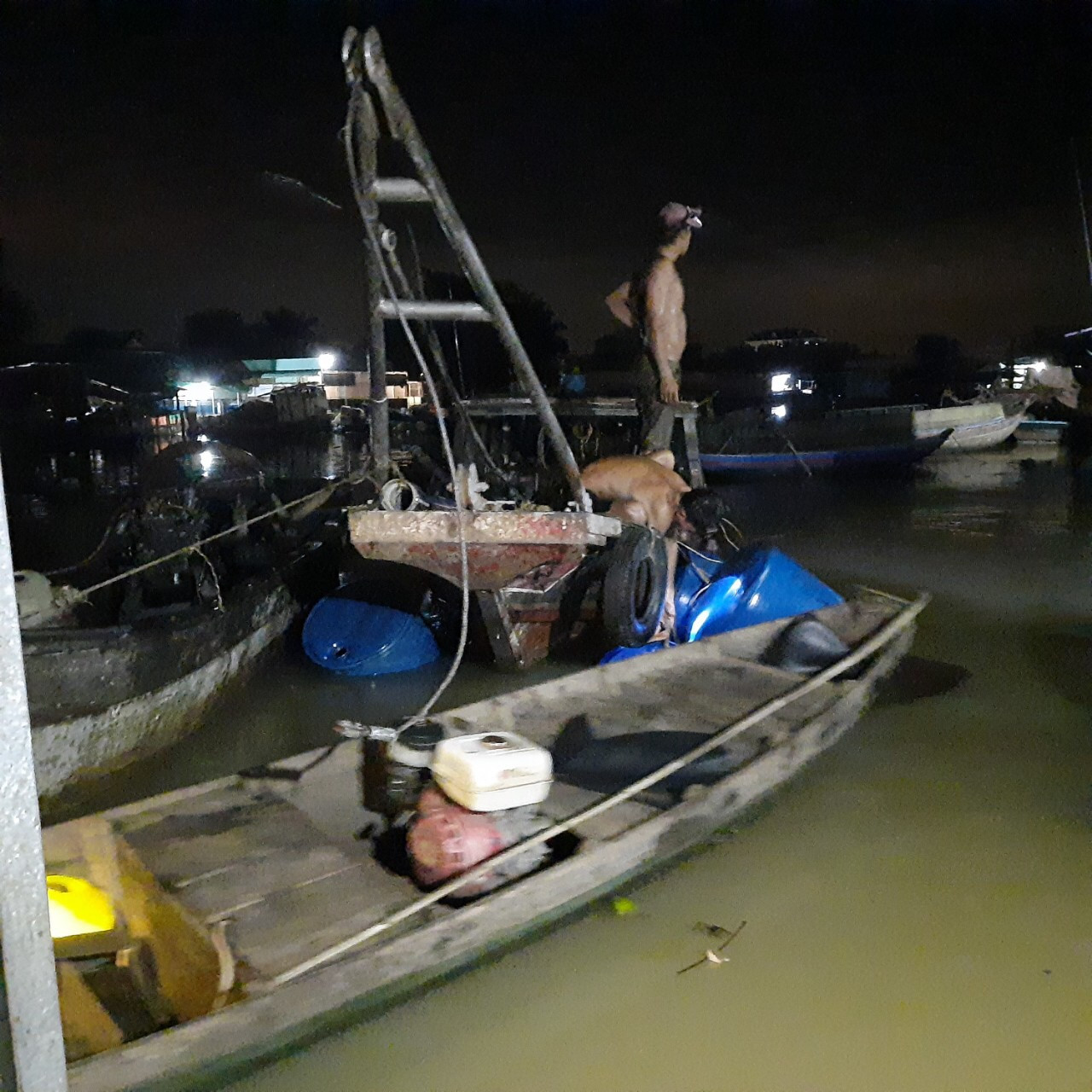  Nổ súng trấn áp 8 thuyền khai thác cát trái phép ảnh 1