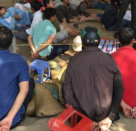 Bắt 140 đối tượng, thu hàng trăm triệu khi đột kích sòng bạc trên đồi vắng ảnh 1