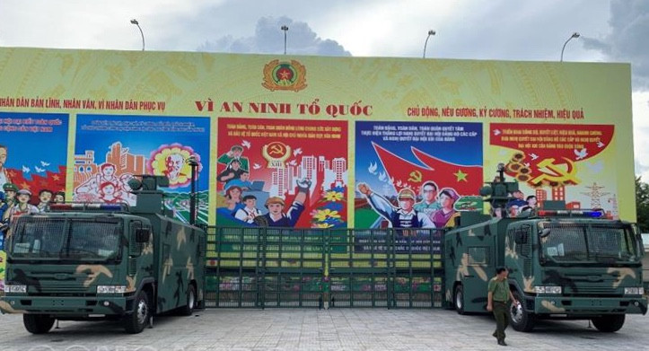 Cặp xe 'khủng' đa năng dựng hàng rào thép trong chốc lát ảnh 2