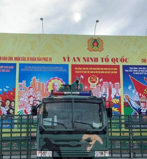 Cặp xe 'khủng' đa năng dựng hàng rào thép trong chốc lát ảnh 4