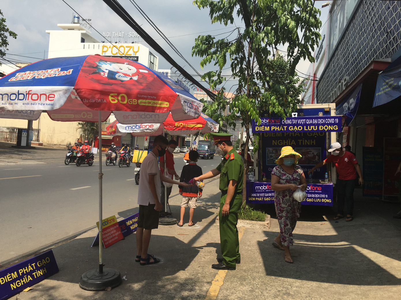 Đoàn Thanh niên Công an Đồng Nai đưa ‘ATM gạo’ lưu động đến với người nghèo ảnh 1