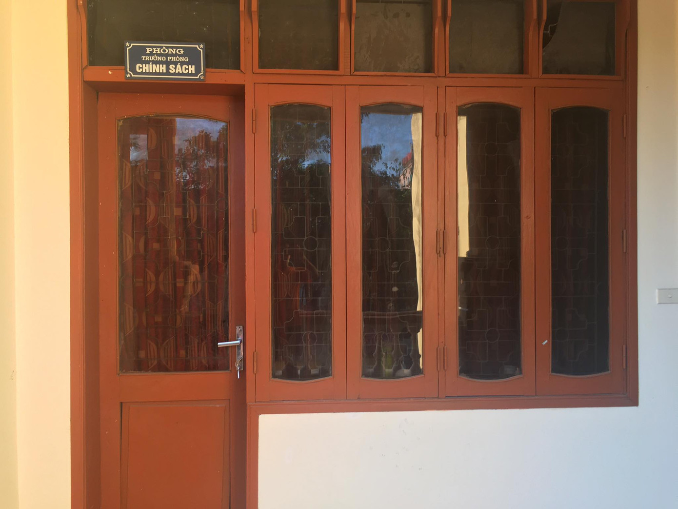 Khám xét phòng làm việc một cán bộ Ban Dân tộc Nghệ An ảnh 2