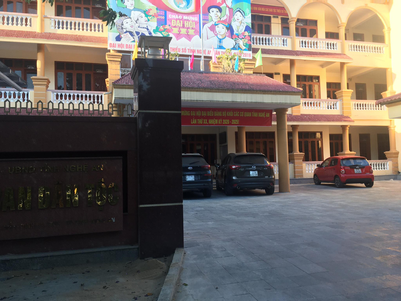 Khám xét phòng làm việc một cán bộ Ban Dân tộc Nghệ An ảnh 1