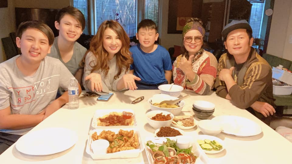 Bằng Kiều ở nhà tránh dịch cùng vợ cũ và các con tại Mỹ ảnh 1