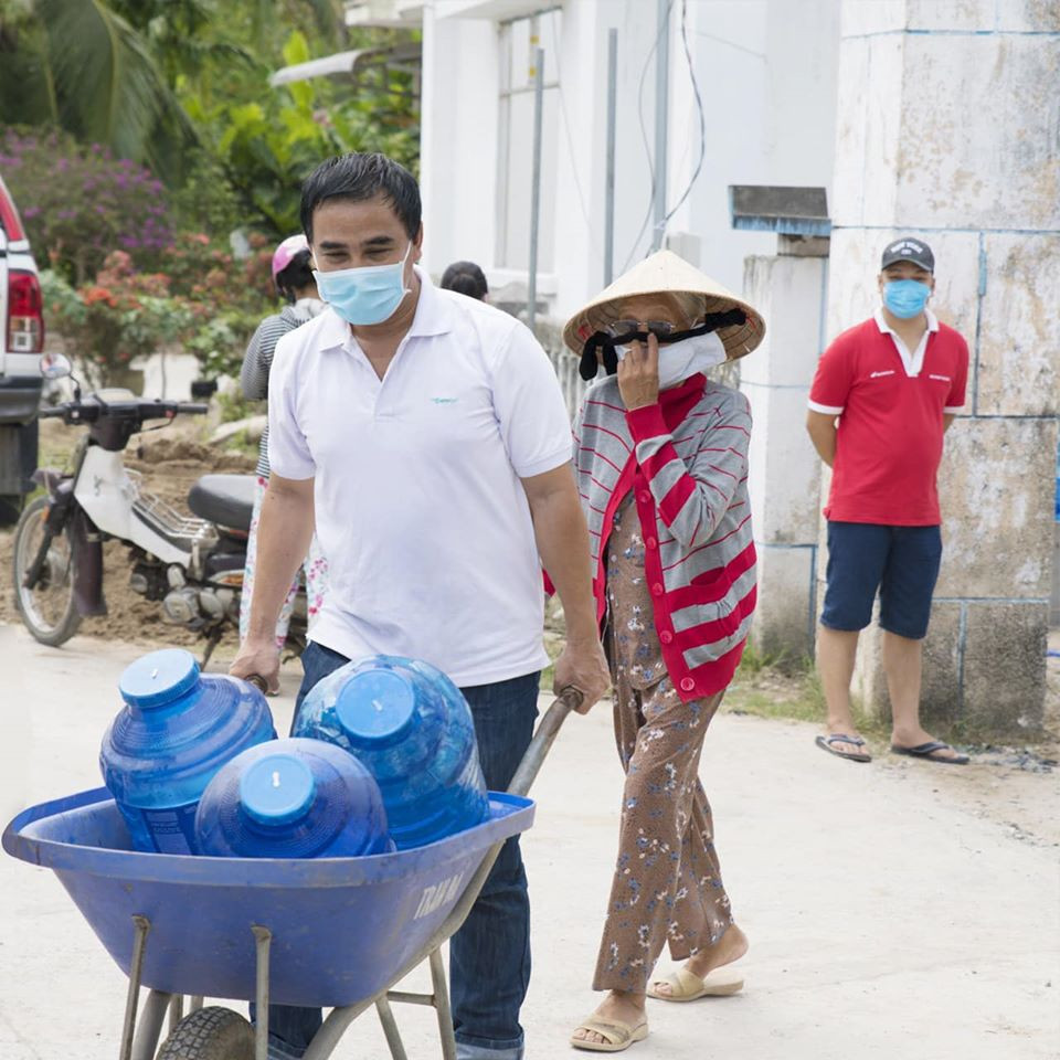 MC Quyền Linh 'vẫn nợ cuộc đời này vô số những yêu thương' ảnh 2