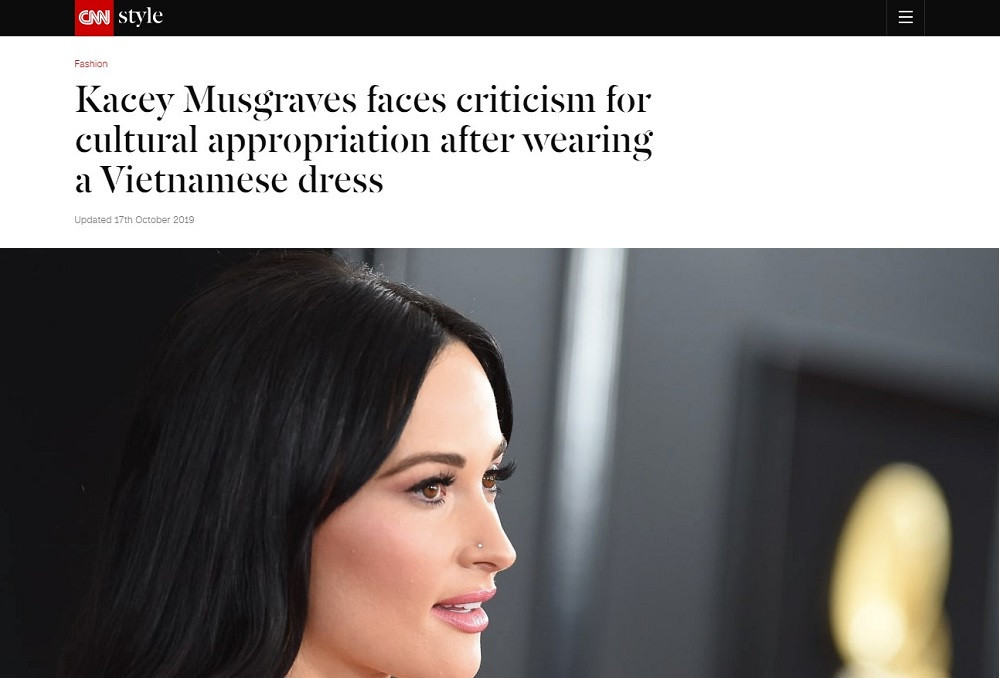 Loạt báo quốc tế uy tín chỉ trích nữ ca sĩ Mỹ mặc áo dài không quần ảnh 1