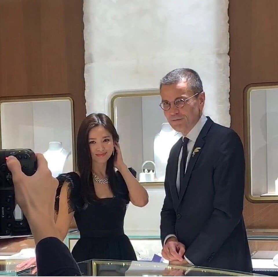 Song Hye Kyo huỷ lịch trình vì Sulli nhưng vẫn đi sự kiện gây tranh cãi ảnh 3