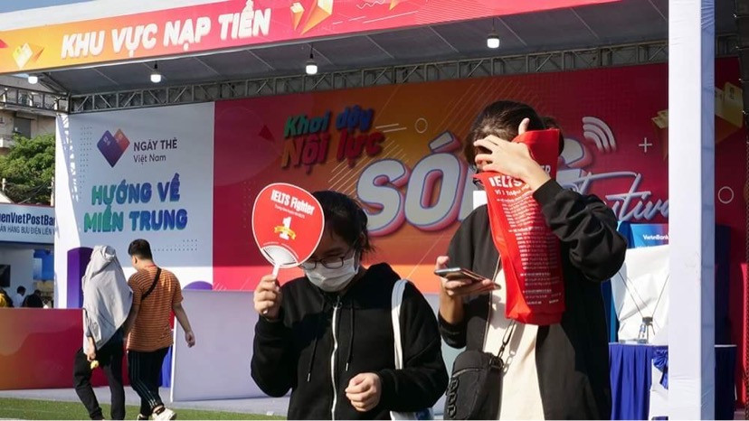 Các bạn trẻ 'đội nắng' trải nghiệm Sóng Festival, BTC phát thêm 1.000 thẻ chip miễn phí ảnh 5