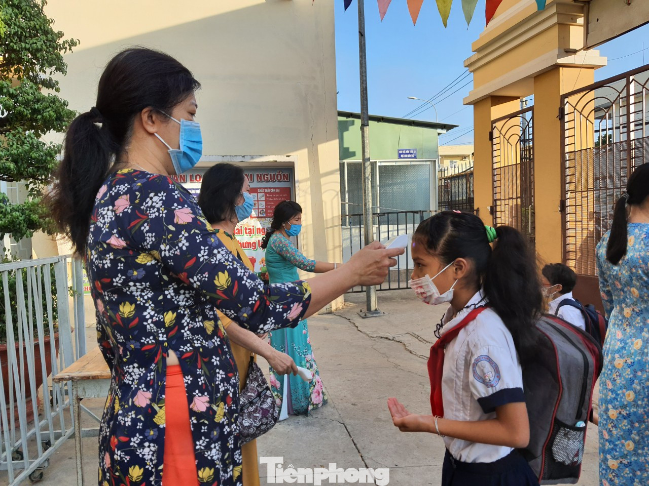 Gần 1,7 triệu học sinh TPHCM chính thức quay lại trường học ảnh 3