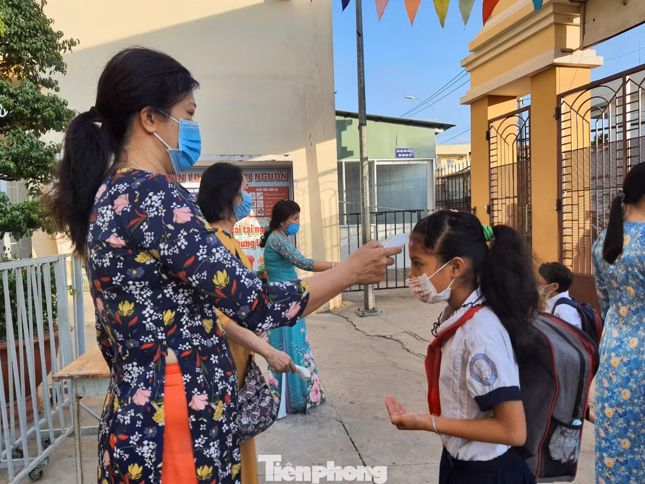 Gần 1,7 triệu học sinh TPHCM chính thức quay lại trường học ảnh 3