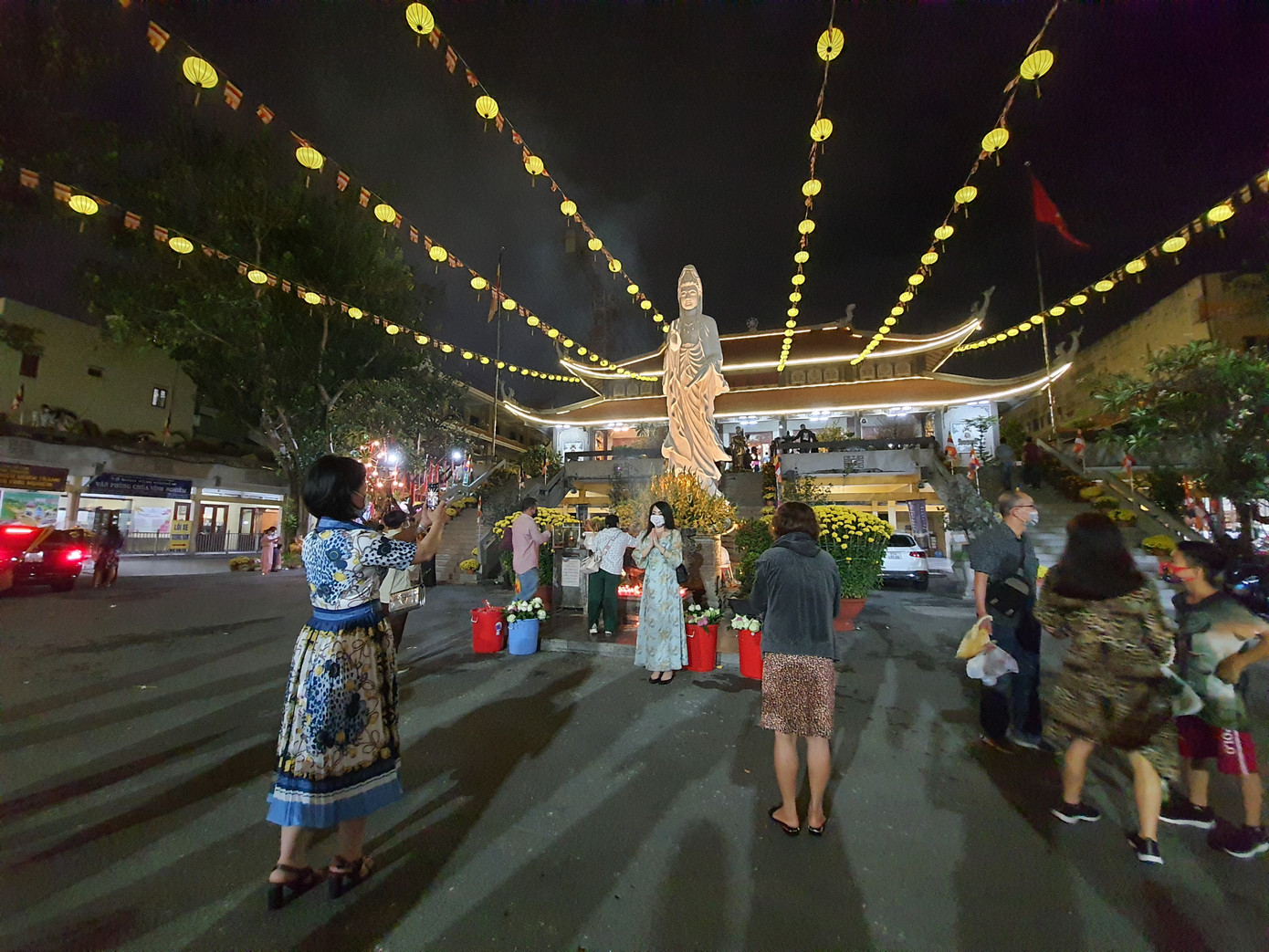 Sài Gòn nhộn nhịp trưa Mùng 1 Tết, dân đeo khẩu trang kín mít đi lễ chùa đầu năm ảnh 22