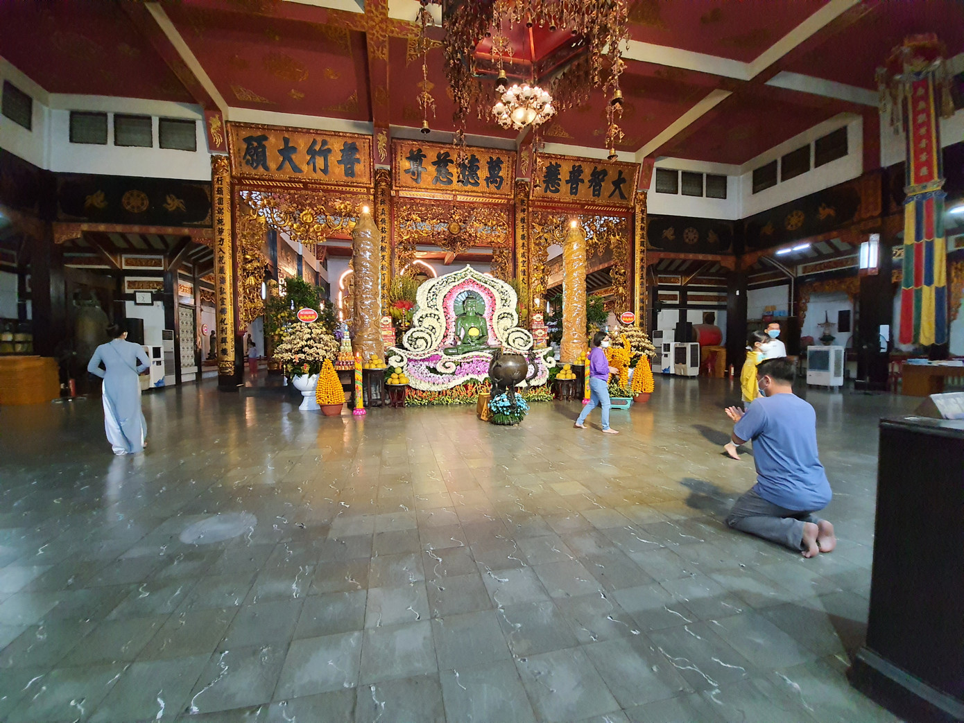 Sài Gòn nhộn nhịp trưa Mùng 1 Tết, dân đeo khẩu trang kín mít đi lễ chùa đầu năm ảnh 21