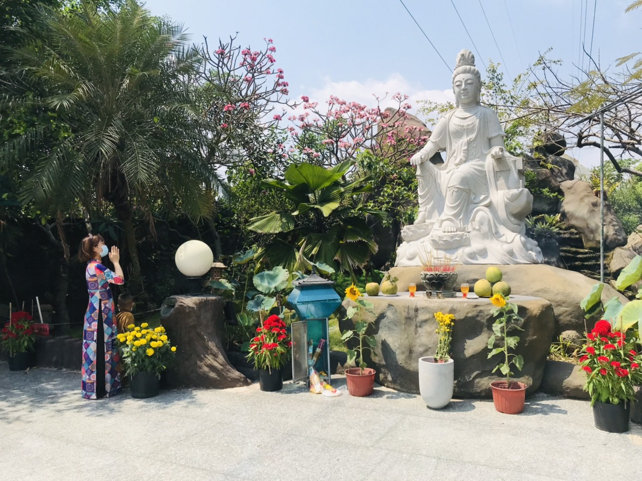 Sài Gòn nhộn nhịp trưa Mùng 1 Tết, dân đeo khẩu trang kín mít đi lễ chùa đầu năm ảnh 17