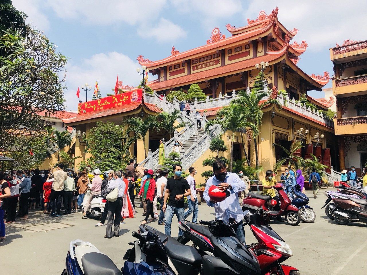 Sài Gòn nhộn nhịp trưa Mùng 1 Tết, dân đeo khẩu trang kín mít đi lễ chùa đầu năm ảnh 18