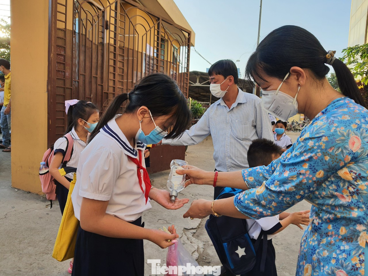 Gần 1,7 triệu học sinh TPHCM chính thức quay lại trường học ảnh 1