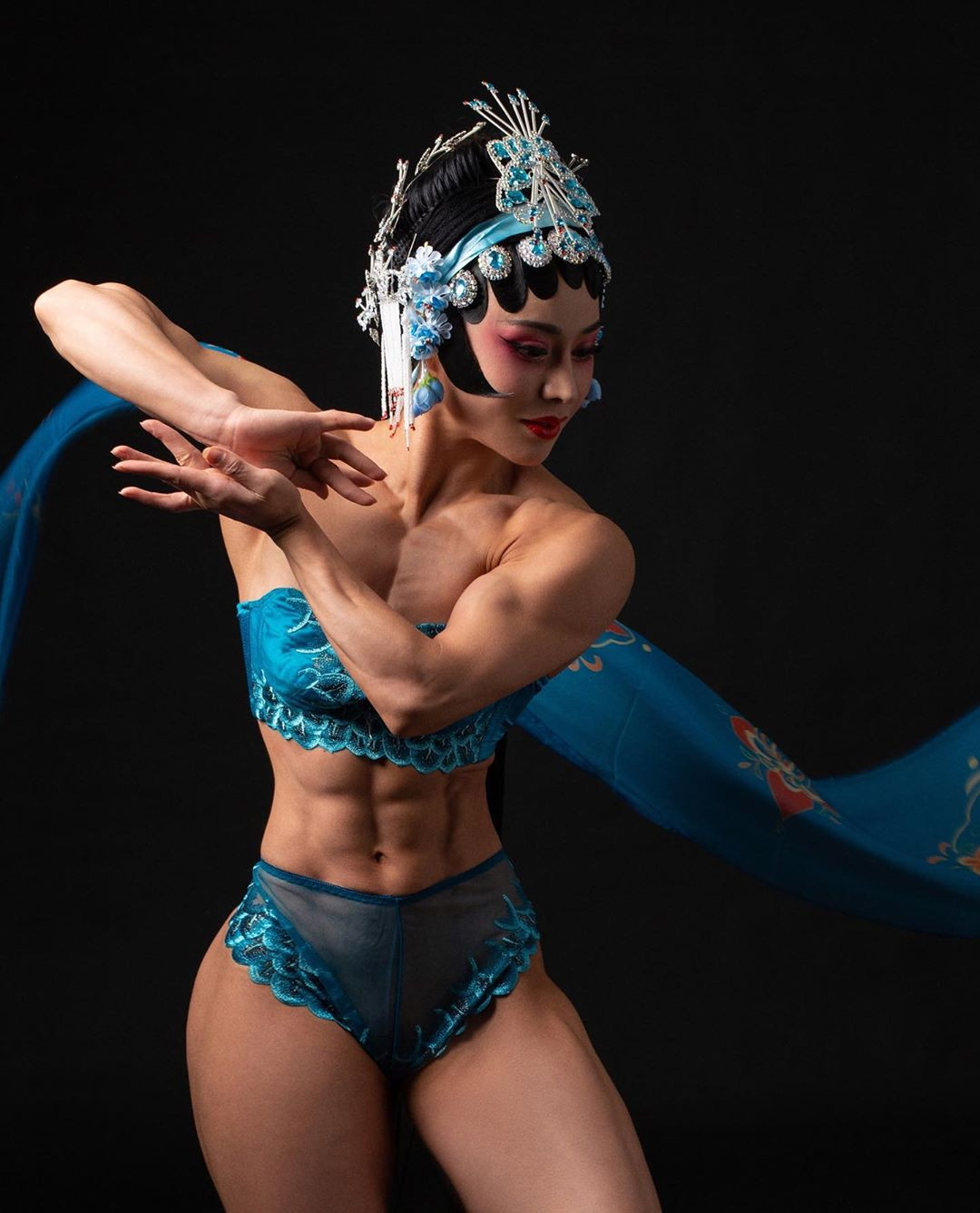 Nữ bác sĩ trở thành hiện tượng mạng vì ‘gương mặt thiên thần, thân hình lực sĩ’ ảnh 6