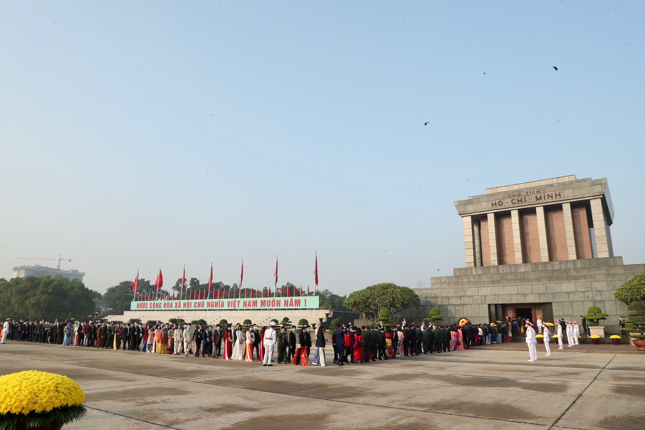 Đại biểu Đại hội Thi đua yêu nước vào Lăng viếng Chủ tịch Hồ Chí Minh ảnh 6