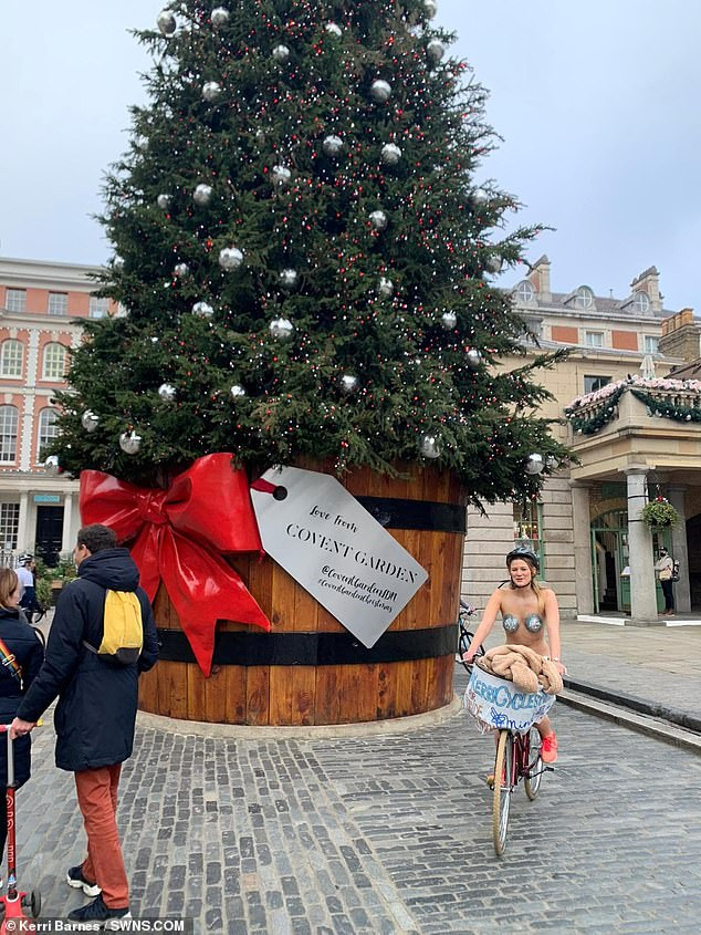 Cô gái gần như khoả thân, đạp xe quanh London giữa lạnh giá 10 độ C vì lý do bất ngờ ảnh 2